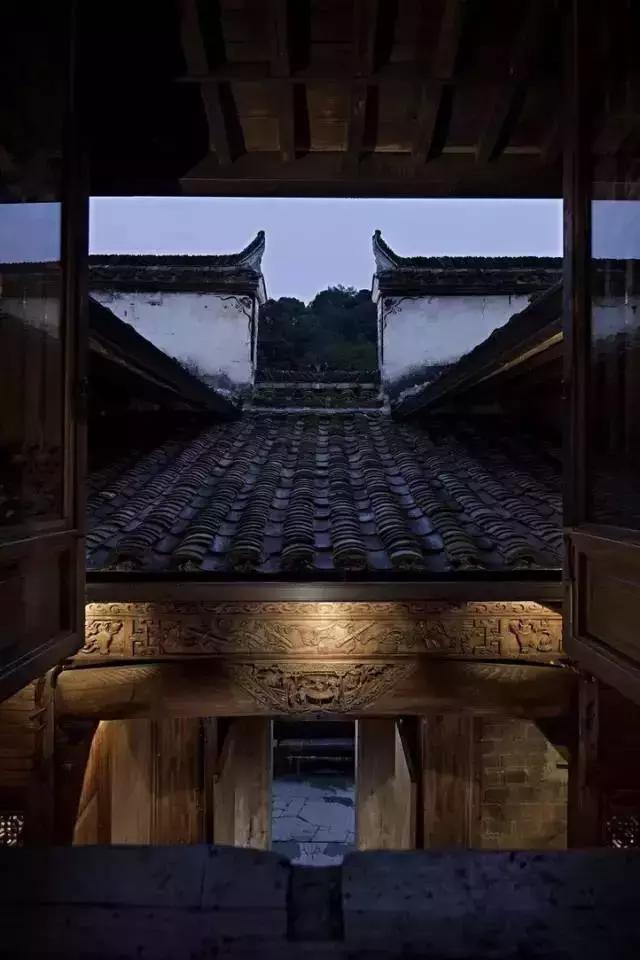 青瓦灰墻，高瓴飛檐，處處消磨時(shí)光