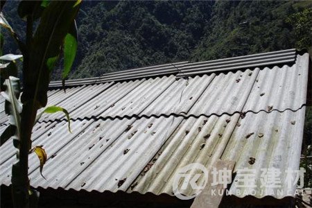 如何判斷自家屋頂上的石棉瓦是否要拆除？