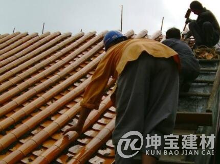 農(nóng)村屋頂蓋琉璃瓦的坡度多少？多少錢一塊？安裝步驟是什么？
