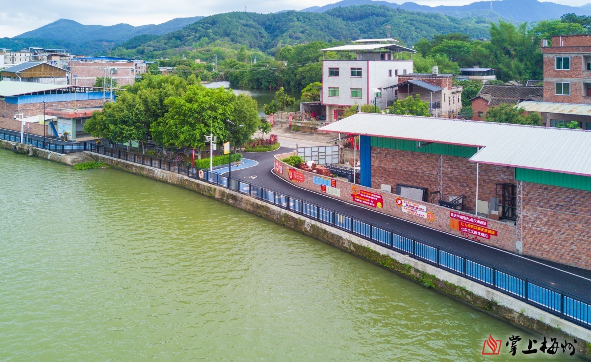 ↑長(zhǎng)沙圩鎮(zhèn)碧道鋪設(shè)了瀝青并劃分跑道和自行車道，“顏值”再獲提升。（林翔 攝）